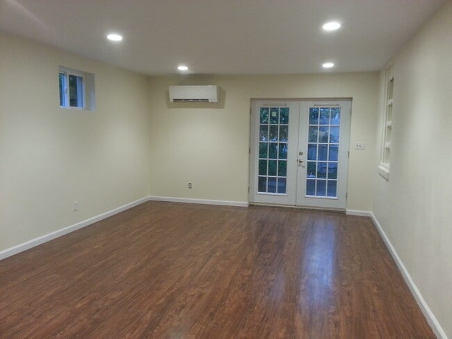 Living/bed Space - 17 Larry Plz Unit 17