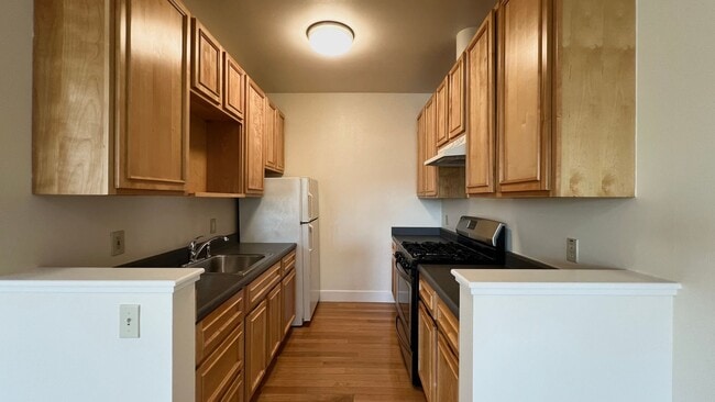 Photo - Beautiful Spacious 2 bd/1ba filled with light in Popular Neighborhood – Oakland, Emeryville, and ... Unit 202