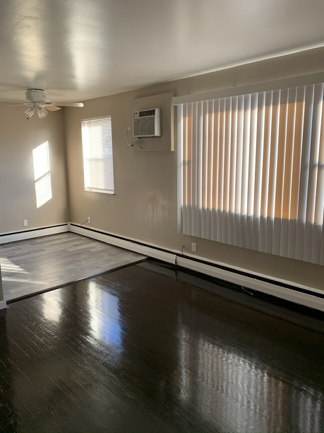 Living room - 3341 Parkcrest Ln Apartments