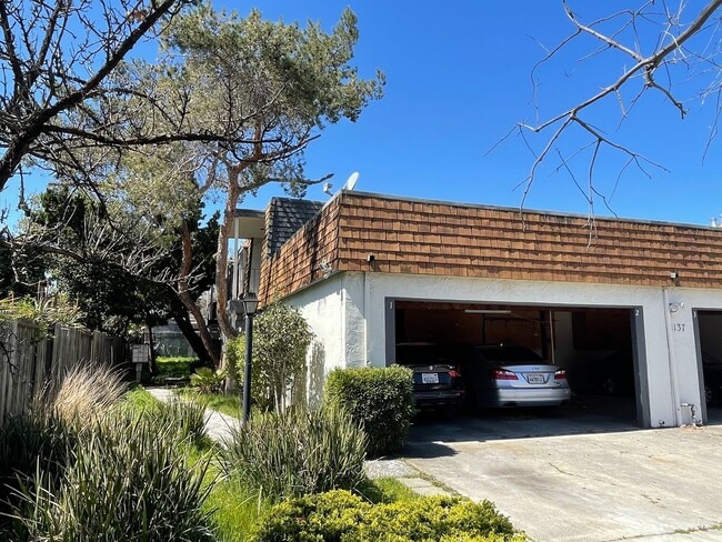 Building Photo - 1137 Oakmont Dr Unit 01