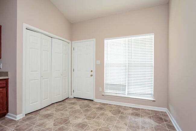 Photo - 8035 Park Pike