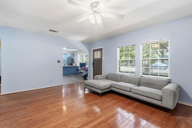 Photo - 1127 Denfield St