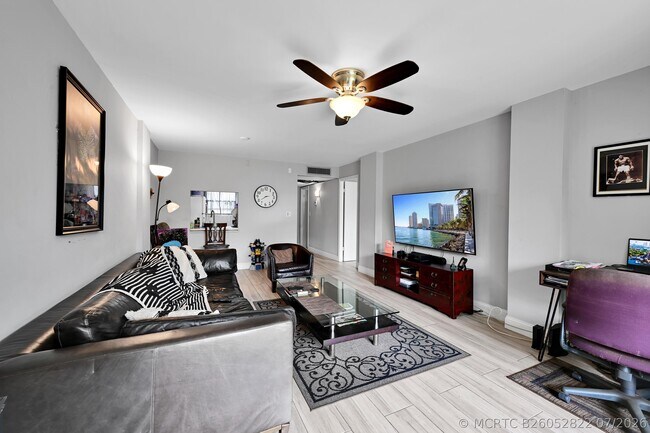 Photo - 103 Royal Pk Dr Unit 2E