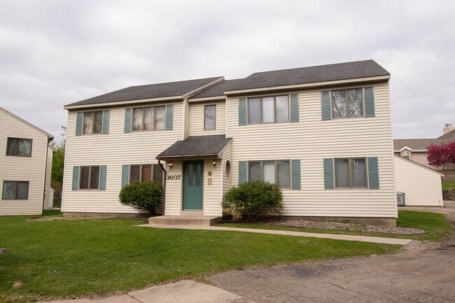 Building Photo - Upstairs condo with garage space in great NW location! Unit 16