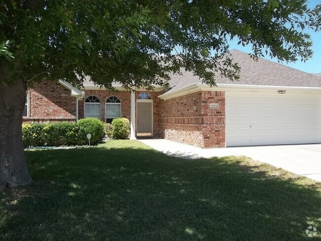 Building Photo - 4 BEDROOM, CONVENIENT LOCATION Rental