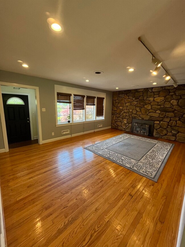 Photo - 226 Orchard Ln