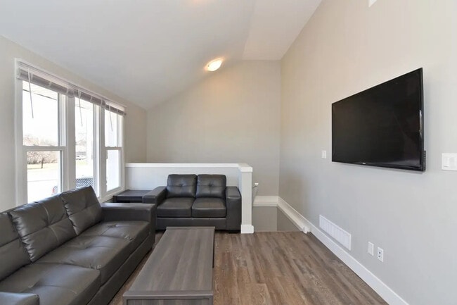 Photo - 493 Second St