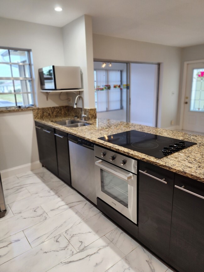 Photo - 5433 Lakefront Blvd Unit APT B