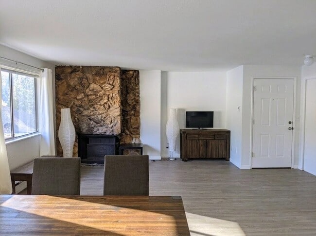 Sala de estar de concepto abierto - 17612 80th Ct NE Unidad 3