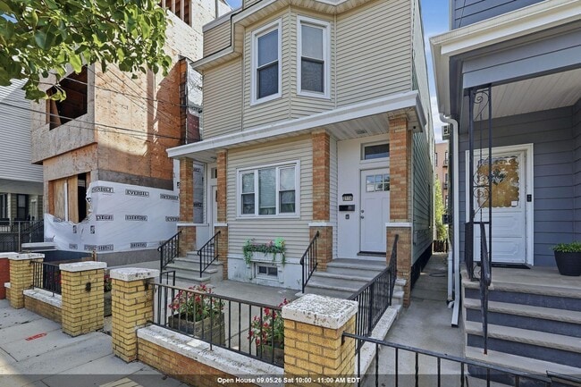 Building Photo - 211 20th St Unit A
