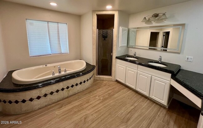 219 W Harmont Dr