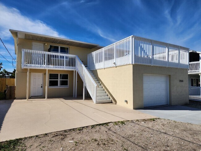 Beachside 2 Bedroom Duplex One Block from ... - Beachside 2 Bedroom Duplex One Block from ... House