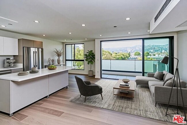 Building Photo - 328 N Maple Dr Unit 201