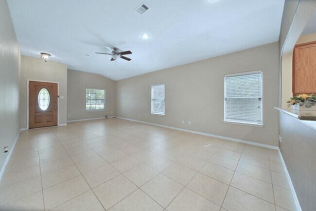 Photo - 622 W Newport Bend