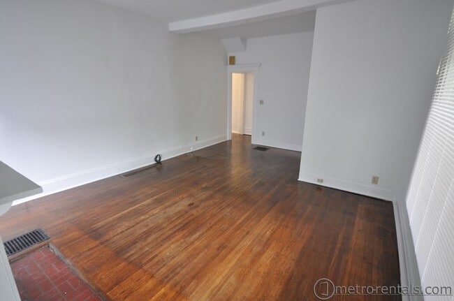 Living room - 399 E Oakland Ave Unit 399