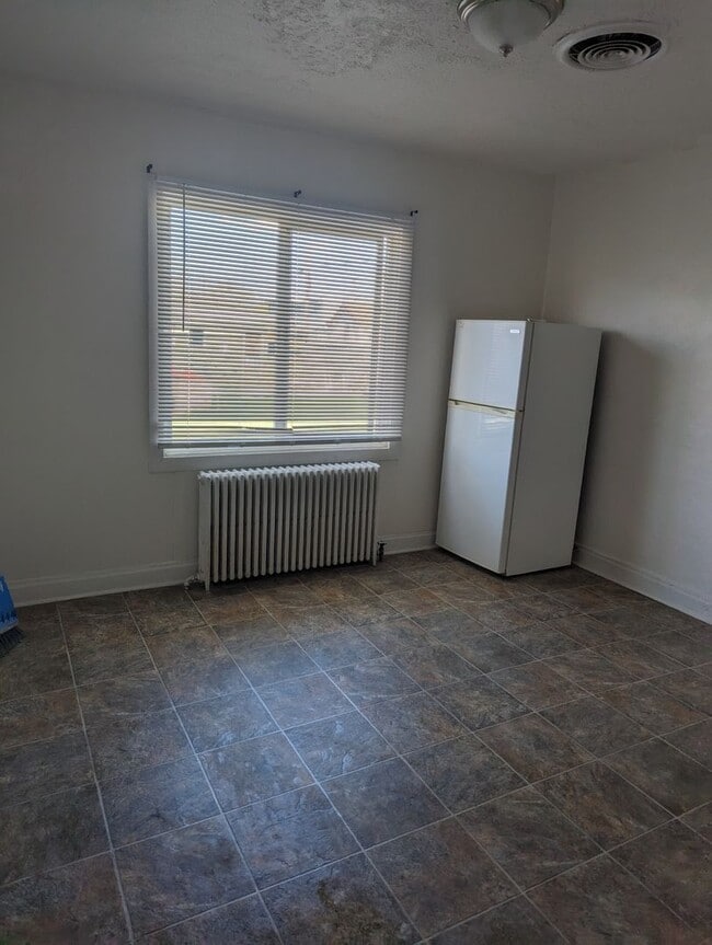 Building Photo - 814 7th St Unit 4