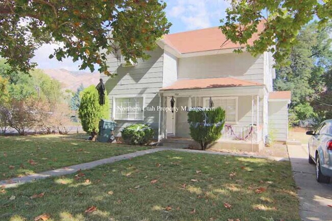 Building Photo - Upper Unit Up