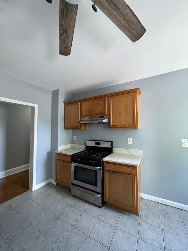 Building Photo - 1024 Hancock Ave Unit 1st Rental