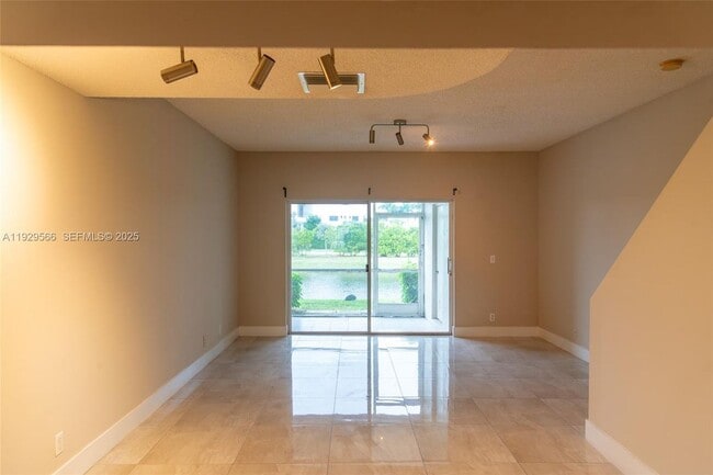 Photo - 16749 Hemingway Dr Unit TOWNHOUSE