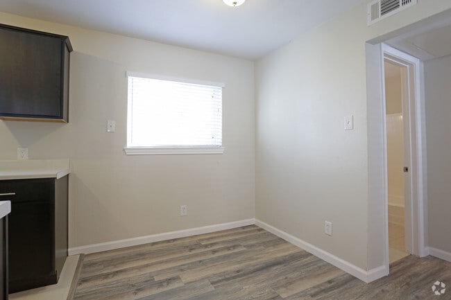 1BR,1BA - 528SF - DINING ROOM