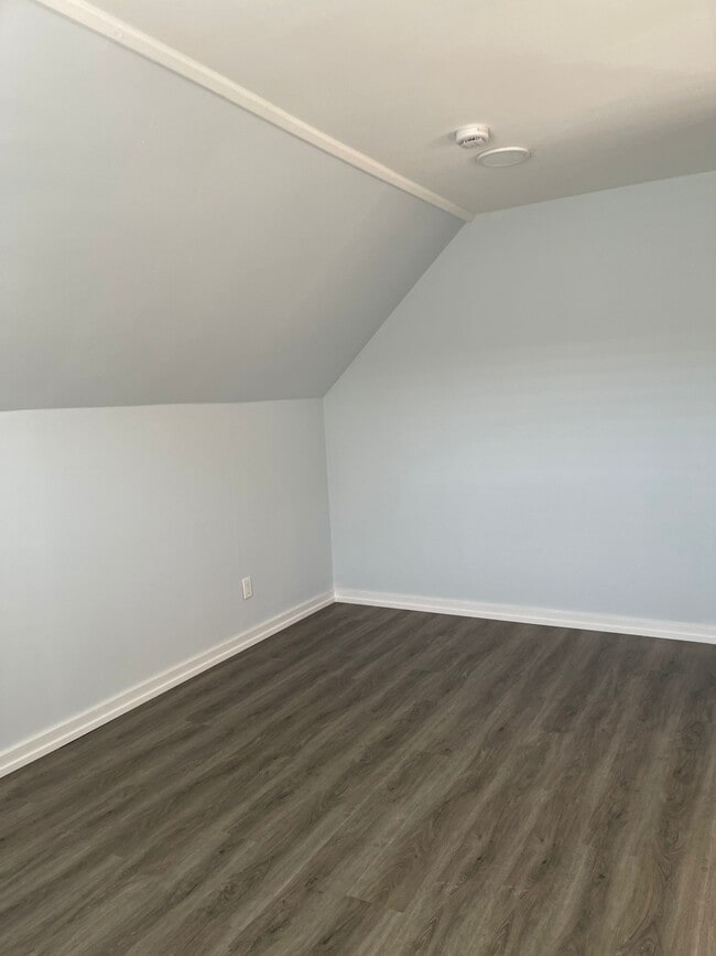 Building Photo - 1 Southmead Rd Unit 1-Bed Plus Den