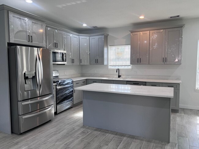 Building Photo - 9210 Martell St