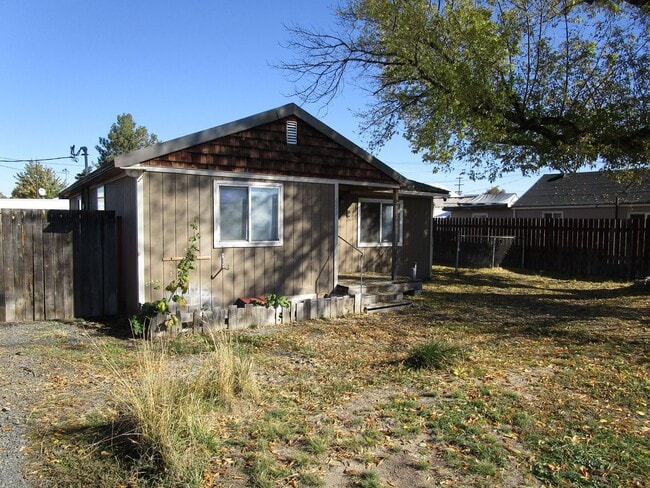 Building Photo - *PRICE REDUCED* 2 Bedroom Home with Large ...
