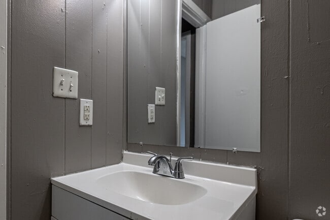 2BR, 1BA - 854SF - Bathroom
