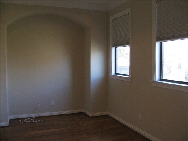 Photo - 4112 Blossom St