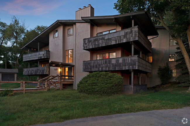 Building Photo - Fontenelle Hills Rental