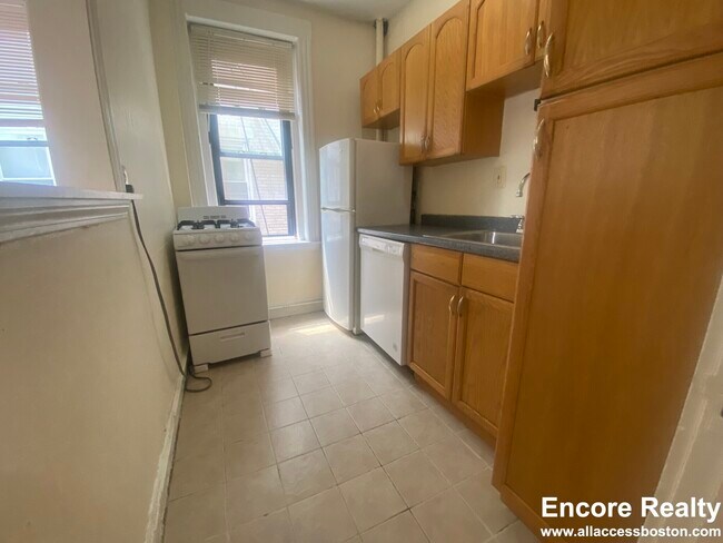 Photo - 364 Riverway Unidad 18