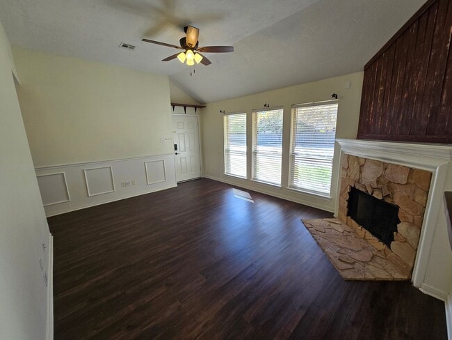 Photo - College Station - 3 bedroom / 2 bath / Garage / Fenced in back yard.