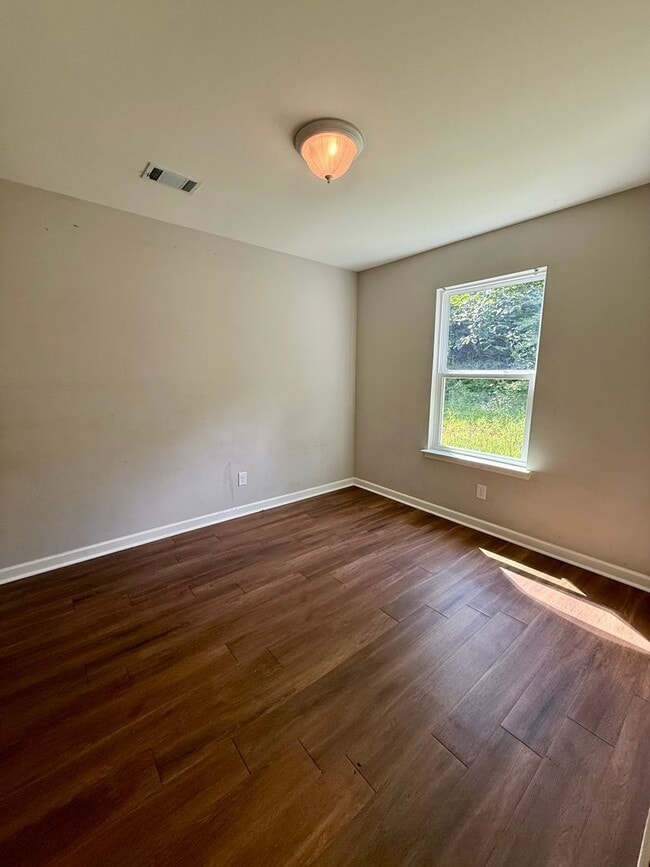 Building Photo - Nice 3 Bed 2 Bath House Available Now! Cal...
