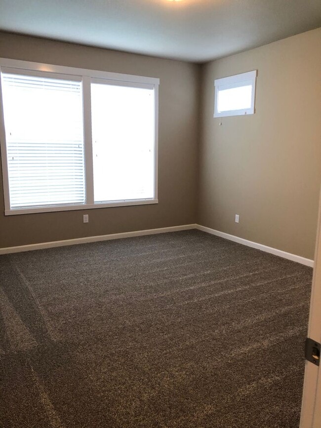 Building Photo - Single level 1 year old home