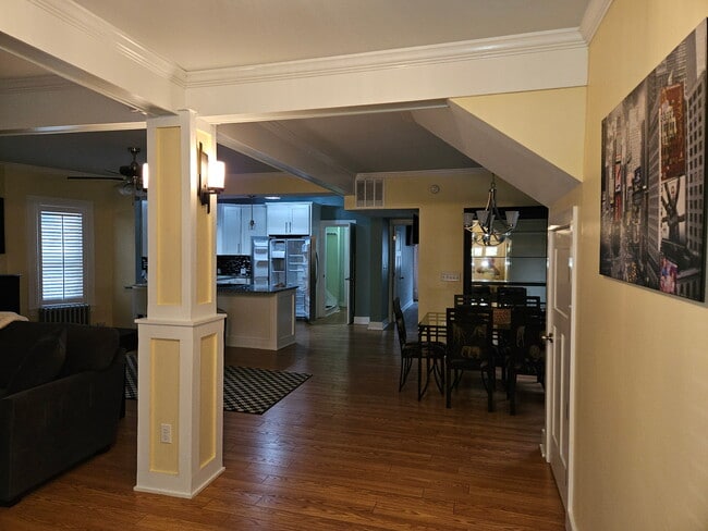 Sala de estar que conduce a la cocina - 1039 Clay Ave Unidad 1st Floor Apartment