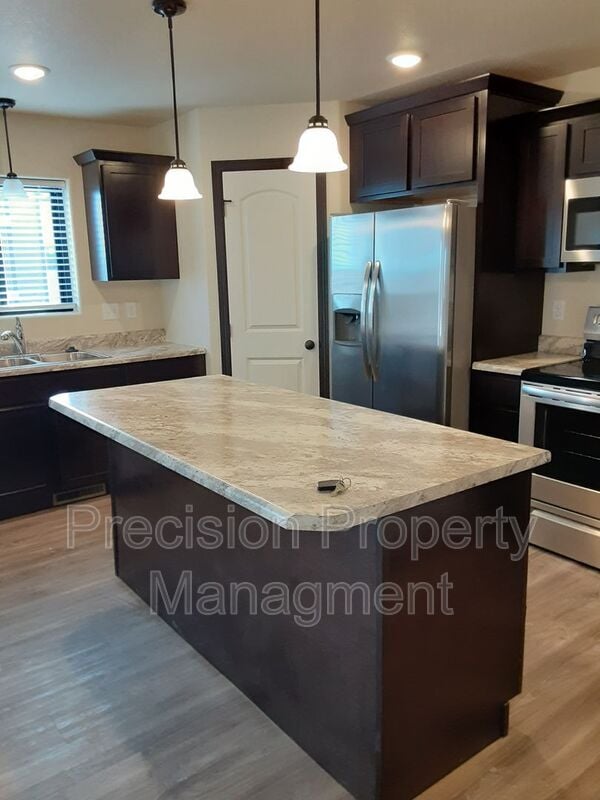 Photo - 591 225th St