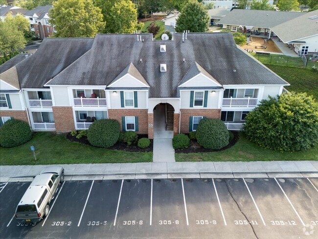 Building Photo - Spacious Condo in Knollwood – Pool, Gym an...