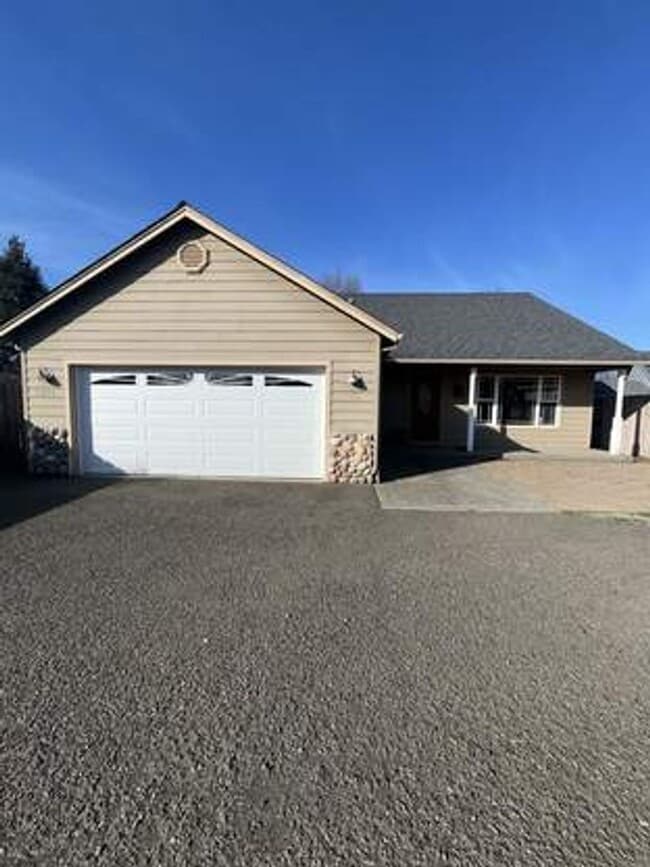 Building Photo - Coming Soon! 3 Bed 3 Bath located in Medford