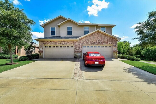 AVAILABLE NOW! Beautiful Townhome in Grand... - AVAILABLE NOW! Beautiful Townhome in Grand...