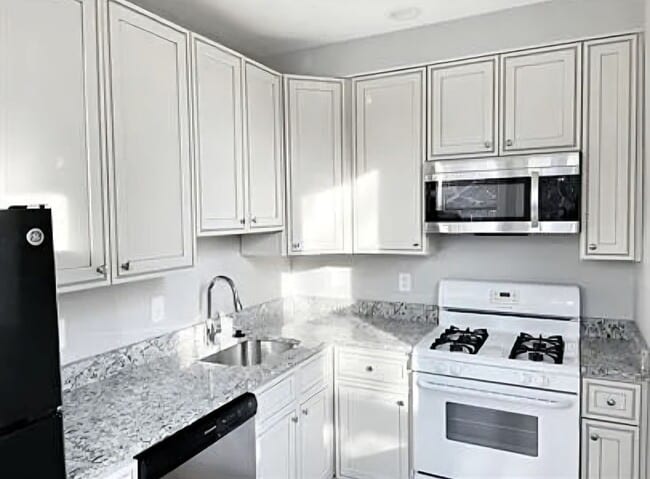 Building Photo - 301 E 33rd St Unit 1