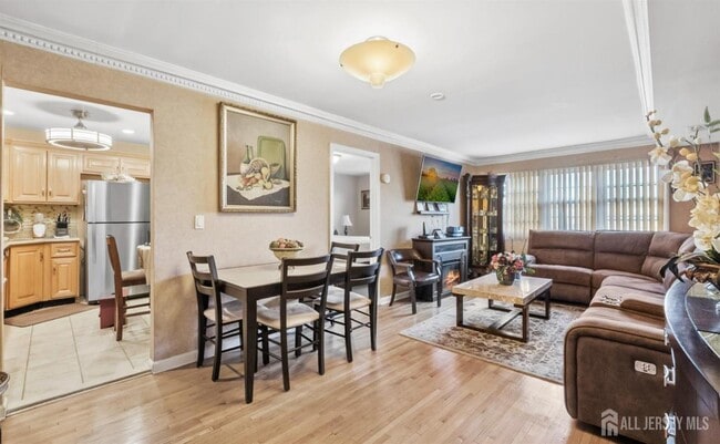 Photo - 390 College Dr E