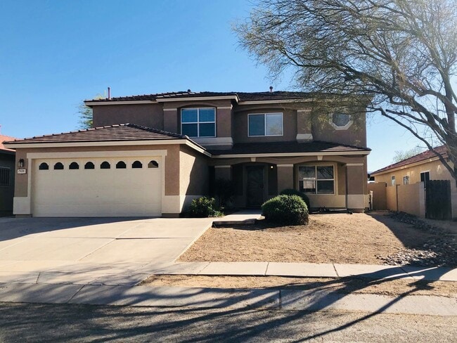 Building Photo - 5 bedroom 3 bath Remolded home Ready to mo...