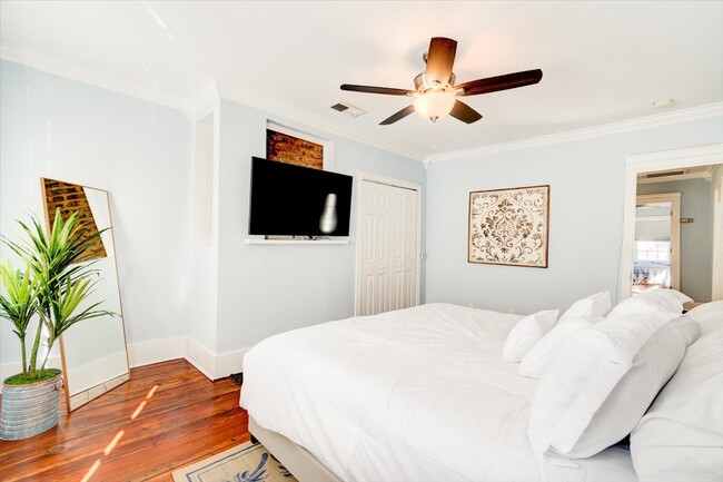 8 Sires St