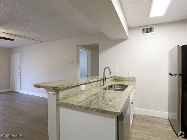 Building Photo - 5323 Summerlin Rd Unit 2306 Rental