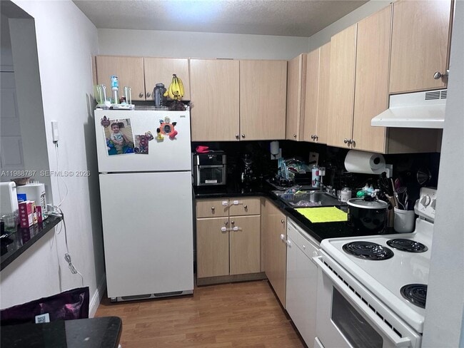 Building Photo - 7220 NW 179th St Unit 206