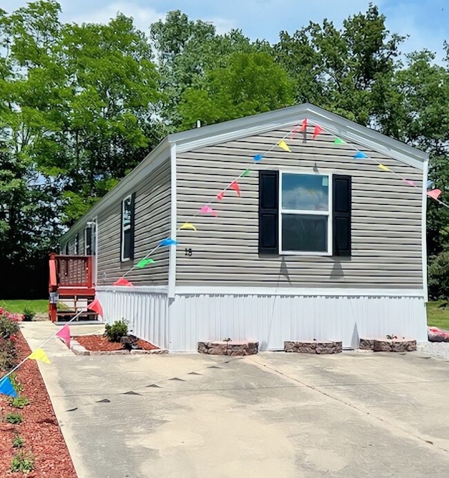 Building Photo - 15 Deerwood Park