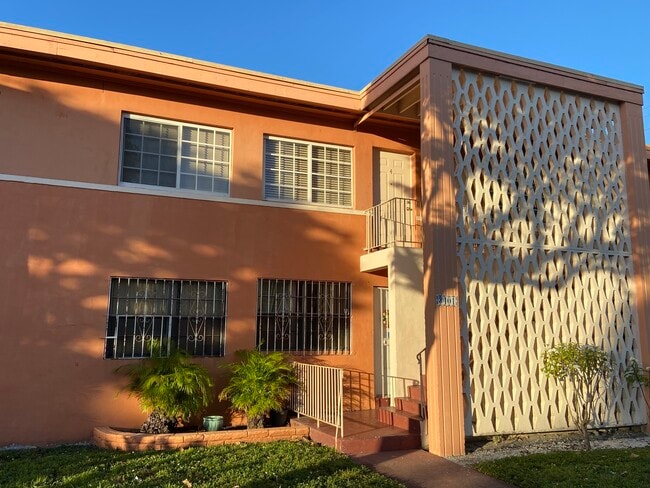 Building Photo - 3401 SW 9th Ter Unit 4