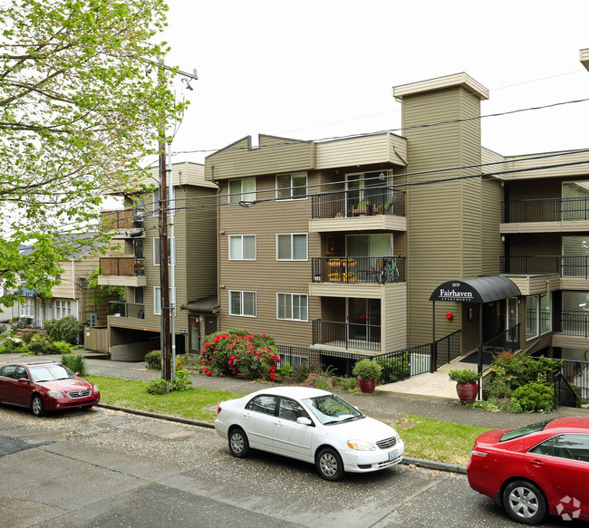 Building Photo - Nature's Haven: Rooftop, Views, Walk to pa... Rental