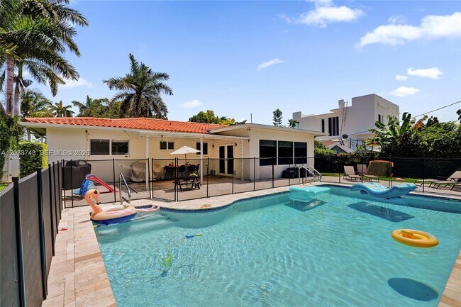 Photo - 2025 Alamanda Dr