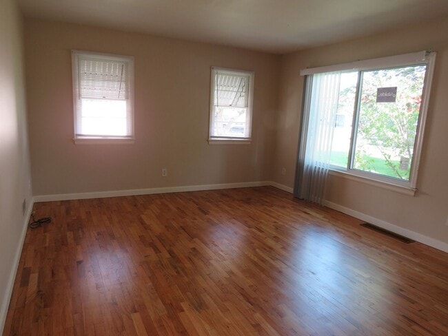 Photo - 3 Bedroom / 1.5 Bathroom Home in Convenien...